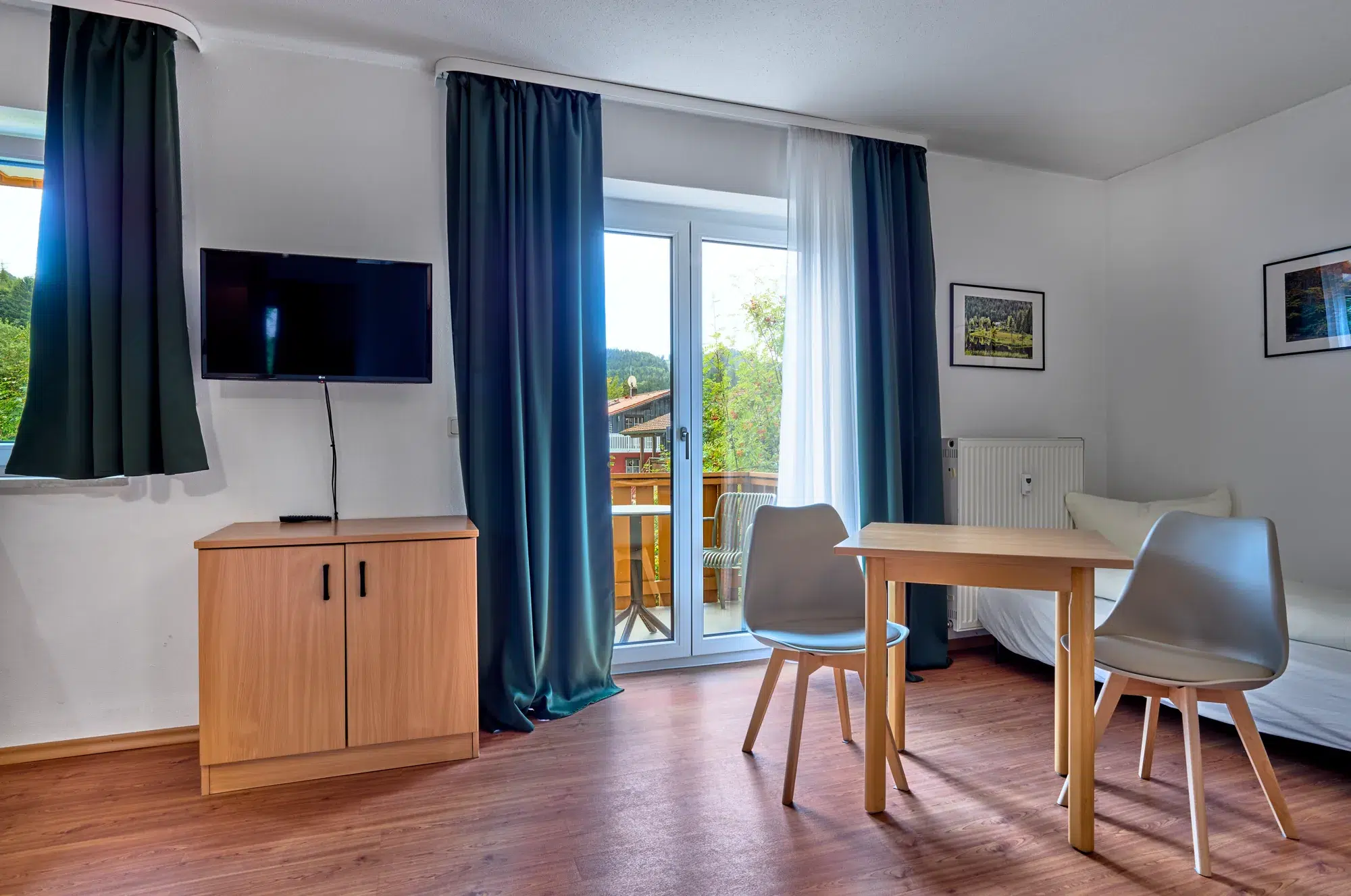 Ferienwohnung mit Essplatz und Fernseher
