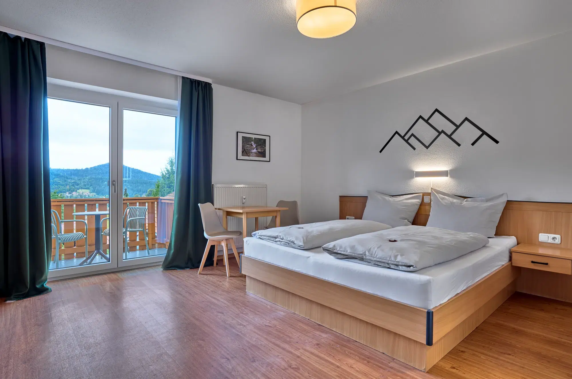 Ferienwohnung mit Balkontuer und Blick auf die Berge