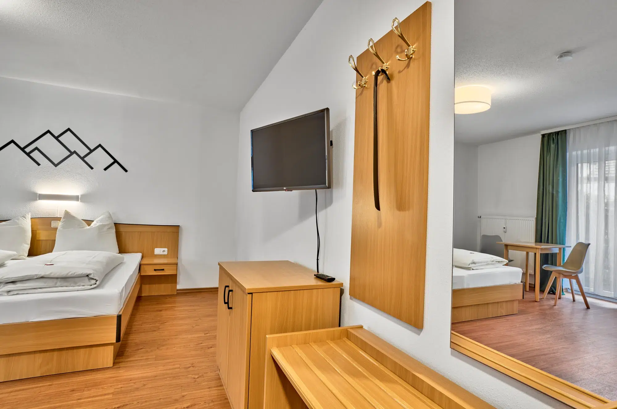 Ferienwohnung mit Garderobe und Spiegel