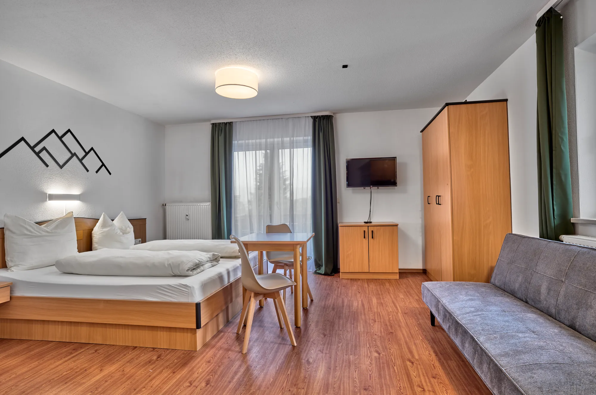Ferienwohnung mit Schlafsofa und Essplatz