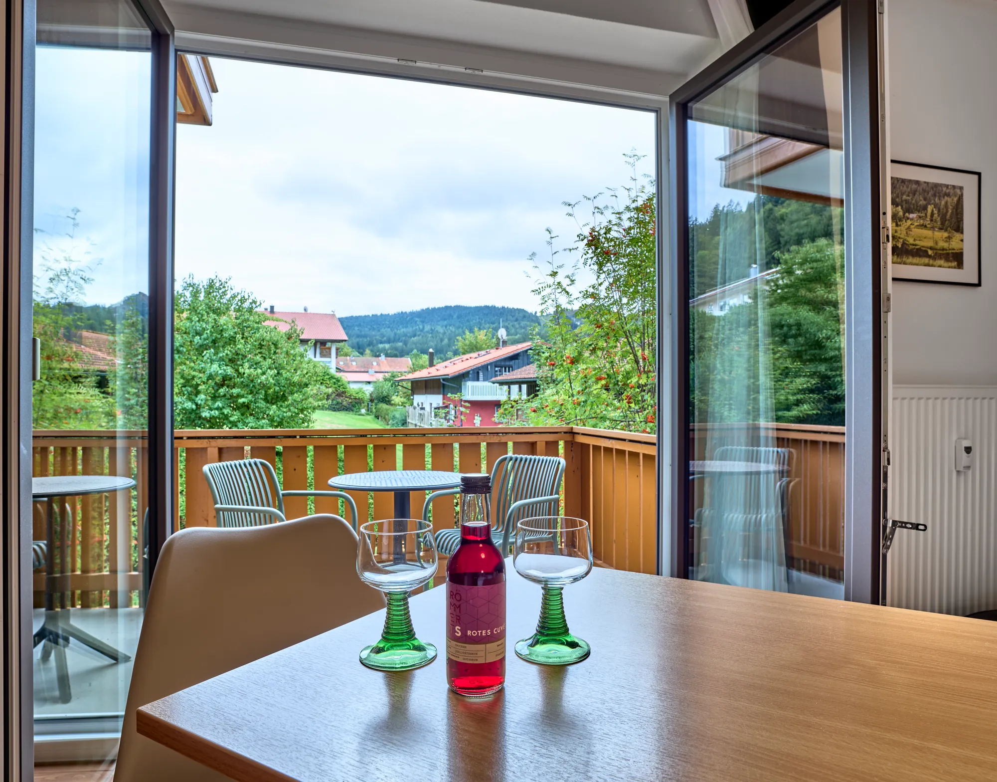 Blick durch die offene Balkontuer ins Tal