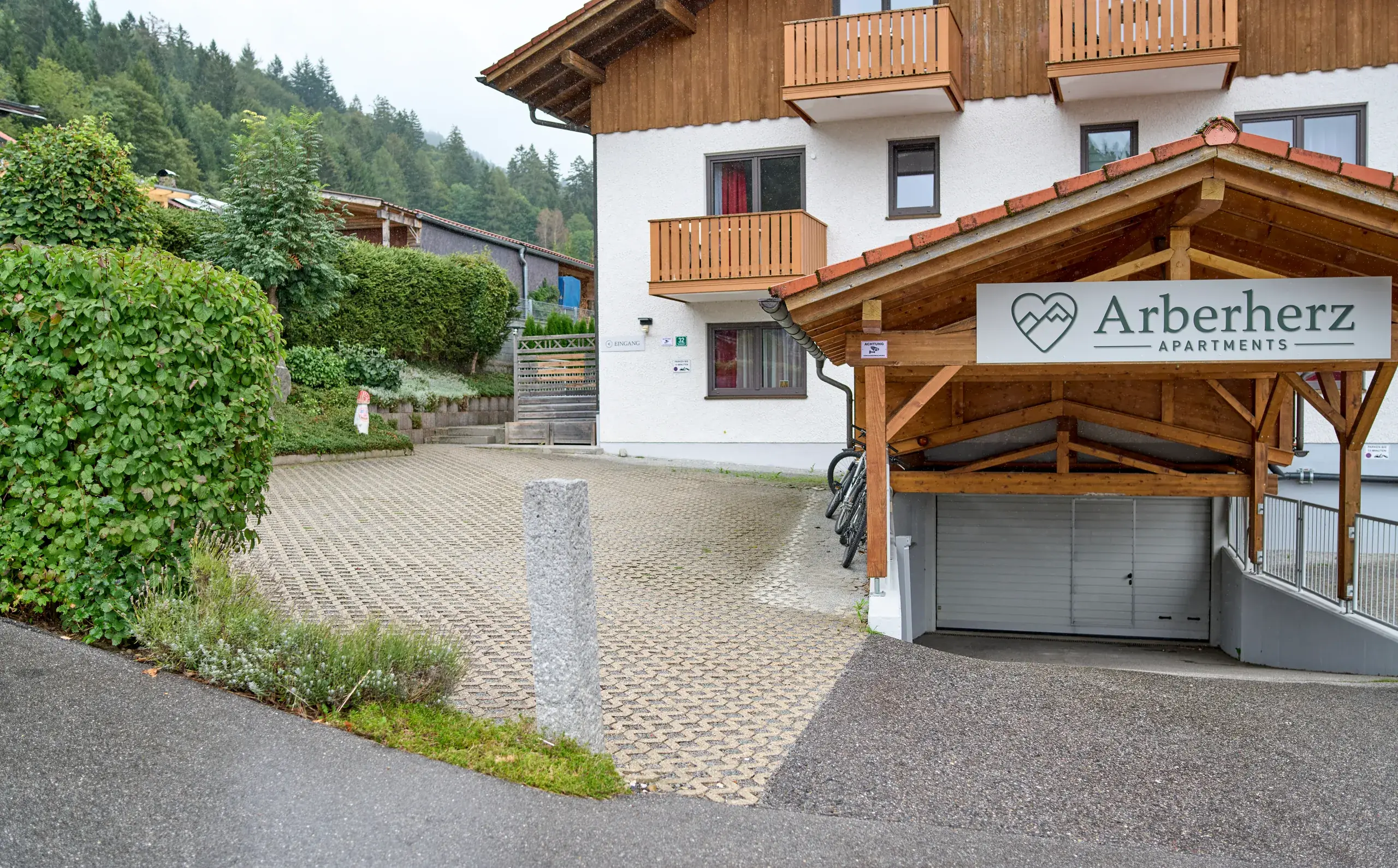 Eingang der Arberherz Apartments in Bodenmais
