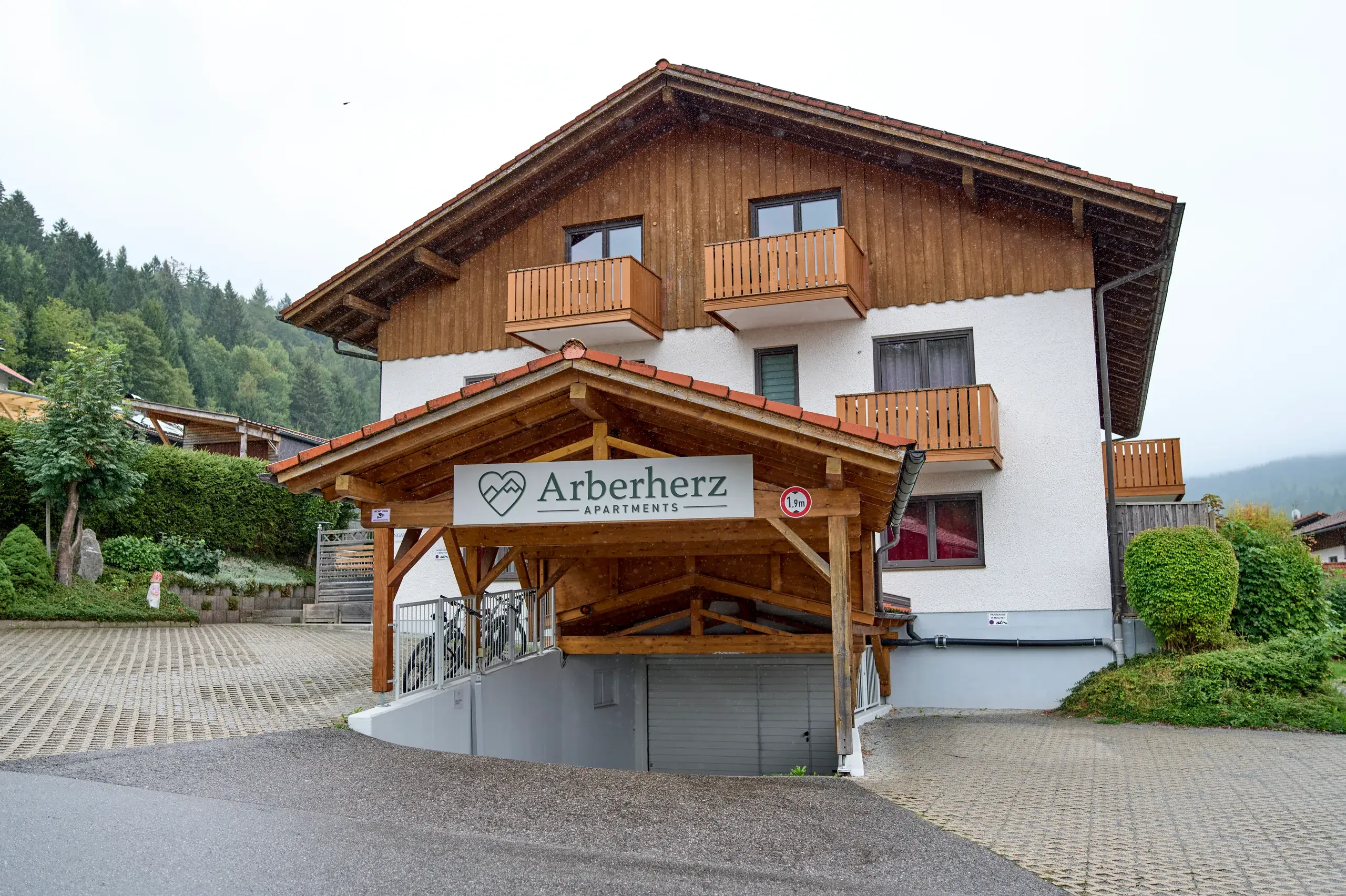Eingang der Arberherz Apartments in Bodenmais