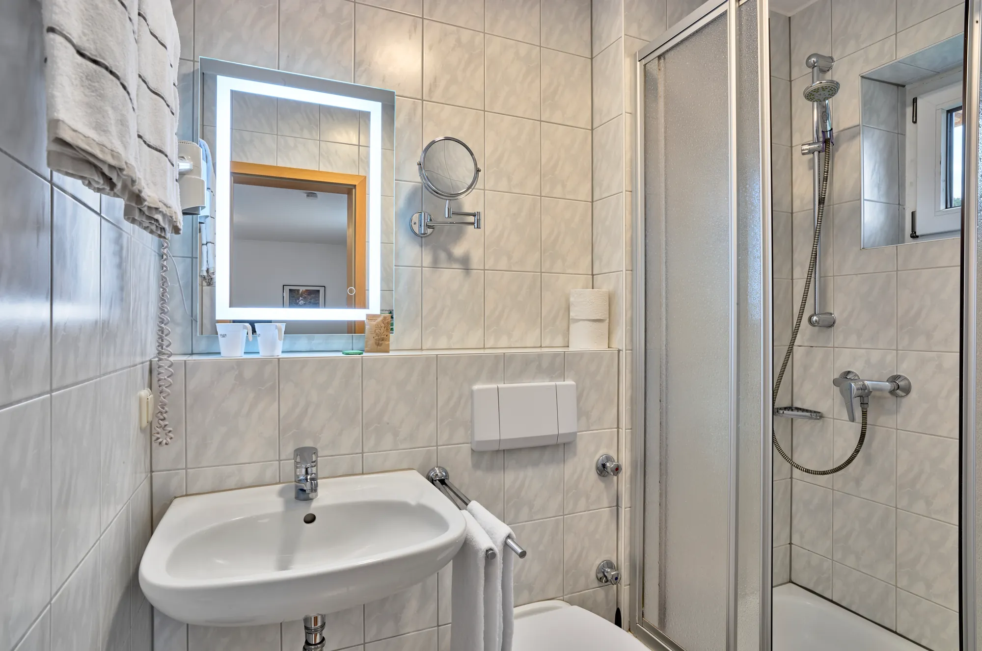Separates Badezimmer mit Dusche in der Ferienwohnung