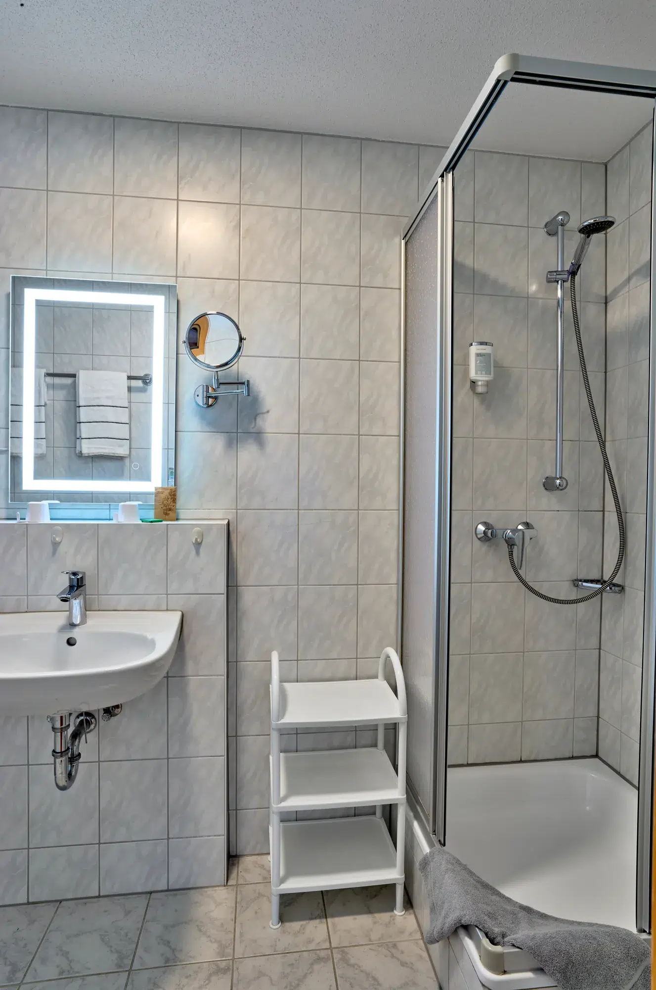 Badezimmer mit begehbarer Dusche