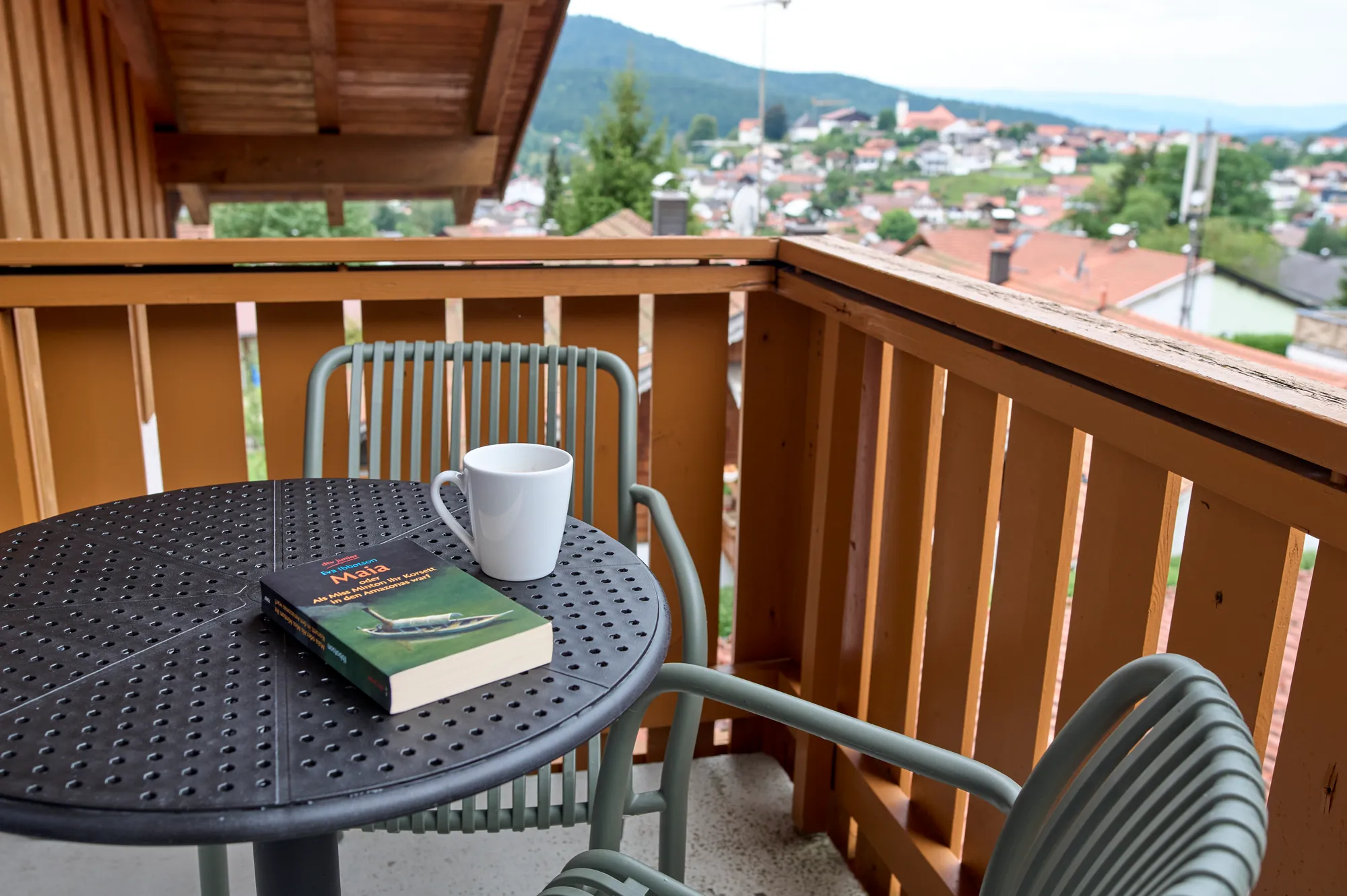 Balkontisch mit Blick ueber die Daecher von Bodenmais