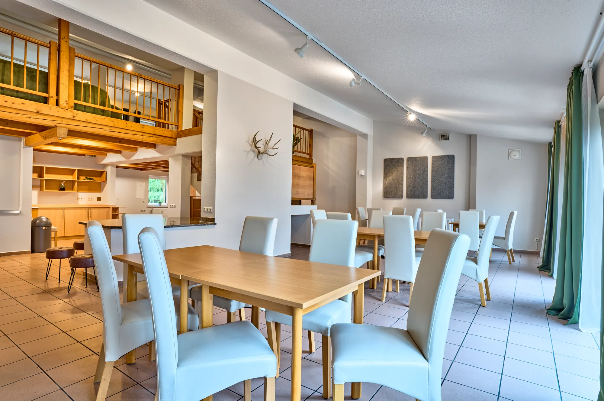 Essbereich der Gemeinschaftslounge der Arberherz Apartments