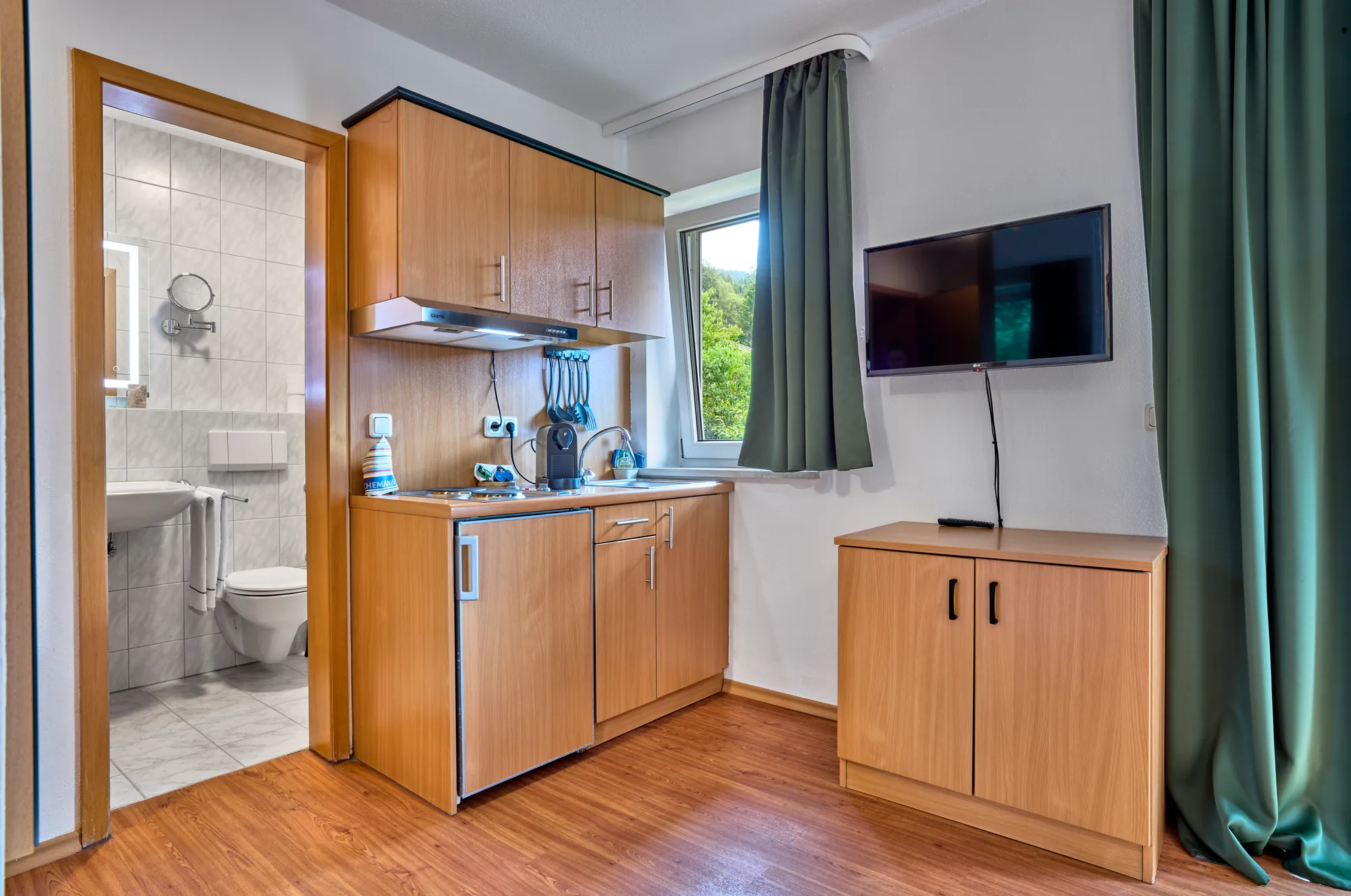 Pantry-Küche in einer Ferienwohnung der Arberherz Apartments