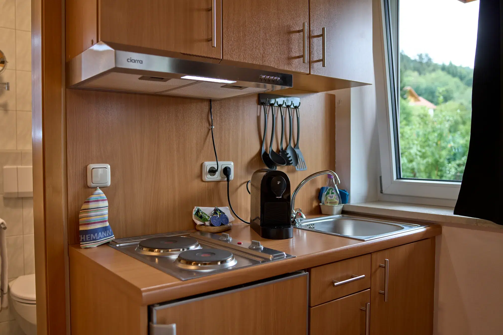 Pantry-Kueche mit Fenster