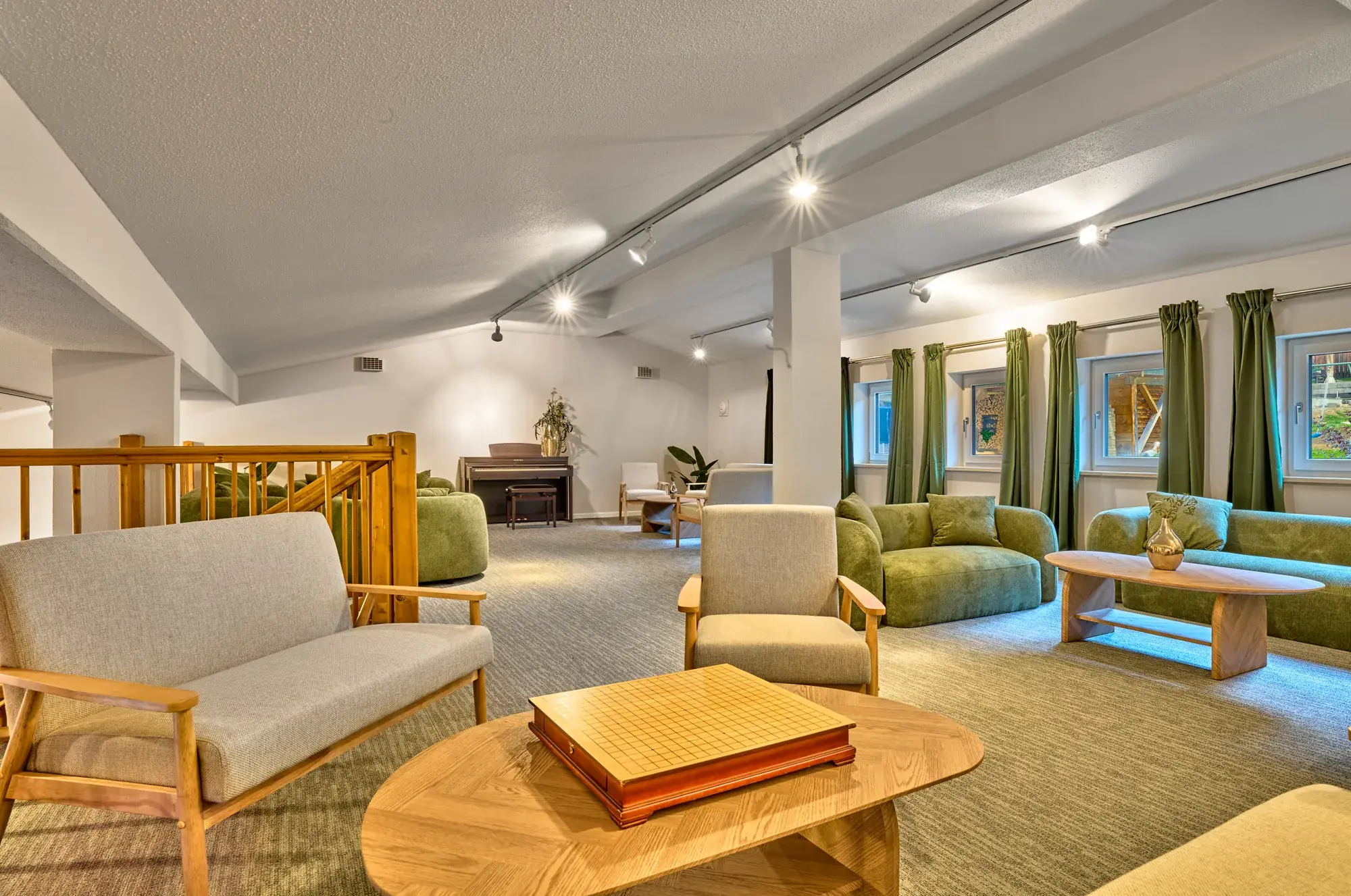 Gemeinschaftslounge der Arberherz Apartments über zwei Ebenen