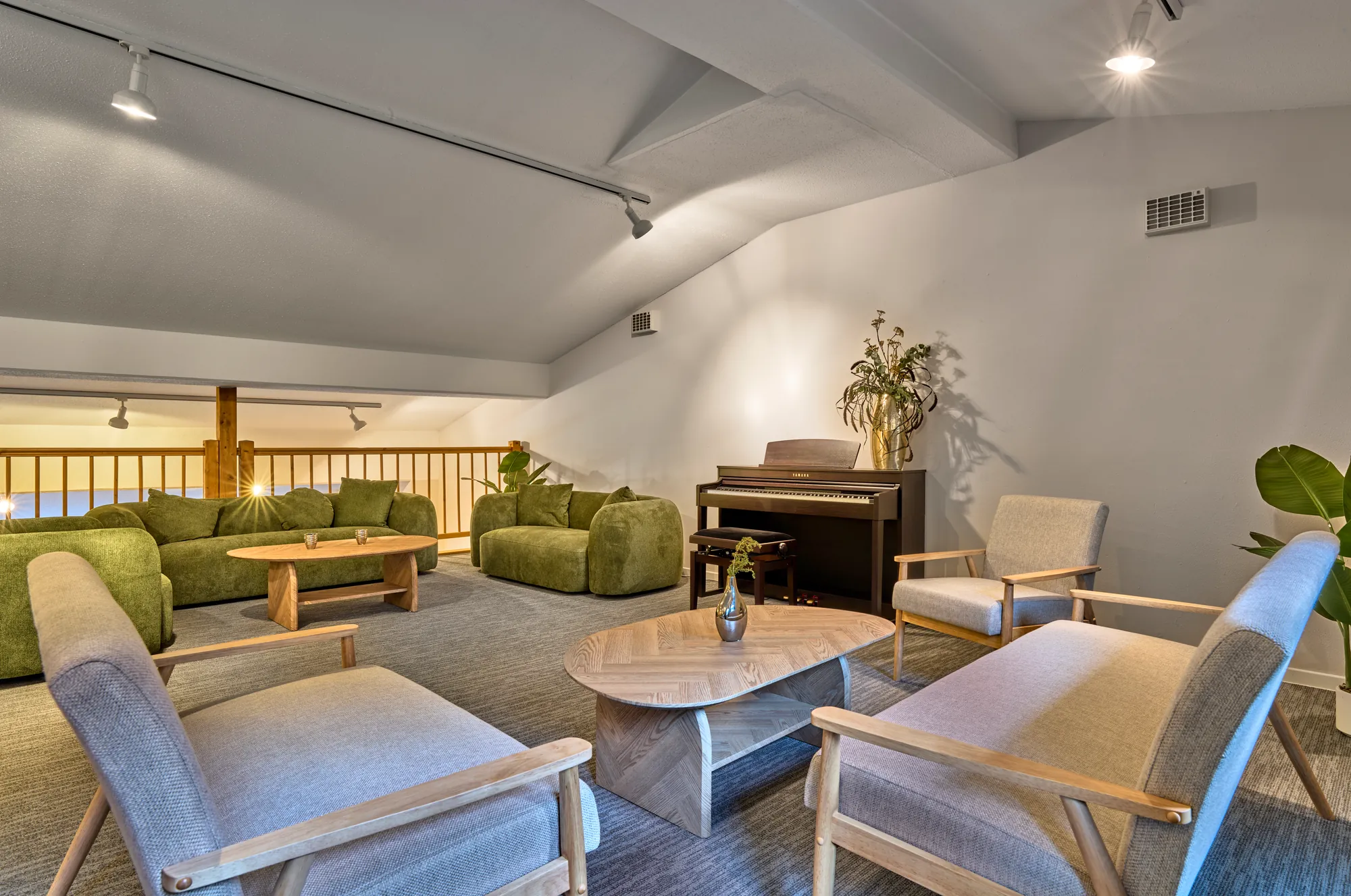 Gemeinschaftslounge mit Sitzgruppen in den Arberherz Apartments