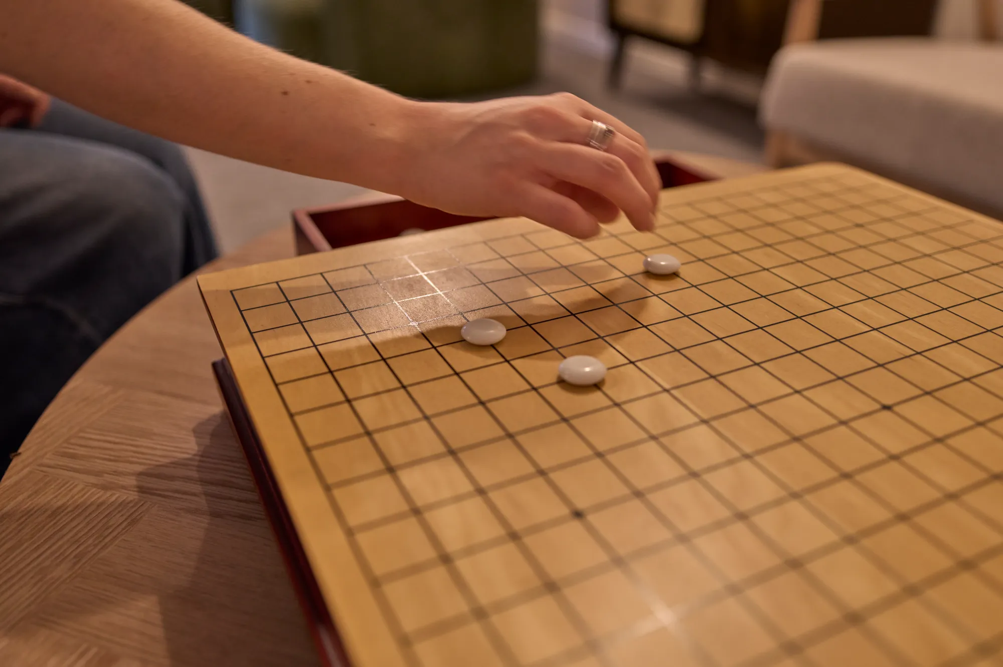 Brettspiel auf dem Holztisch in der Lounge